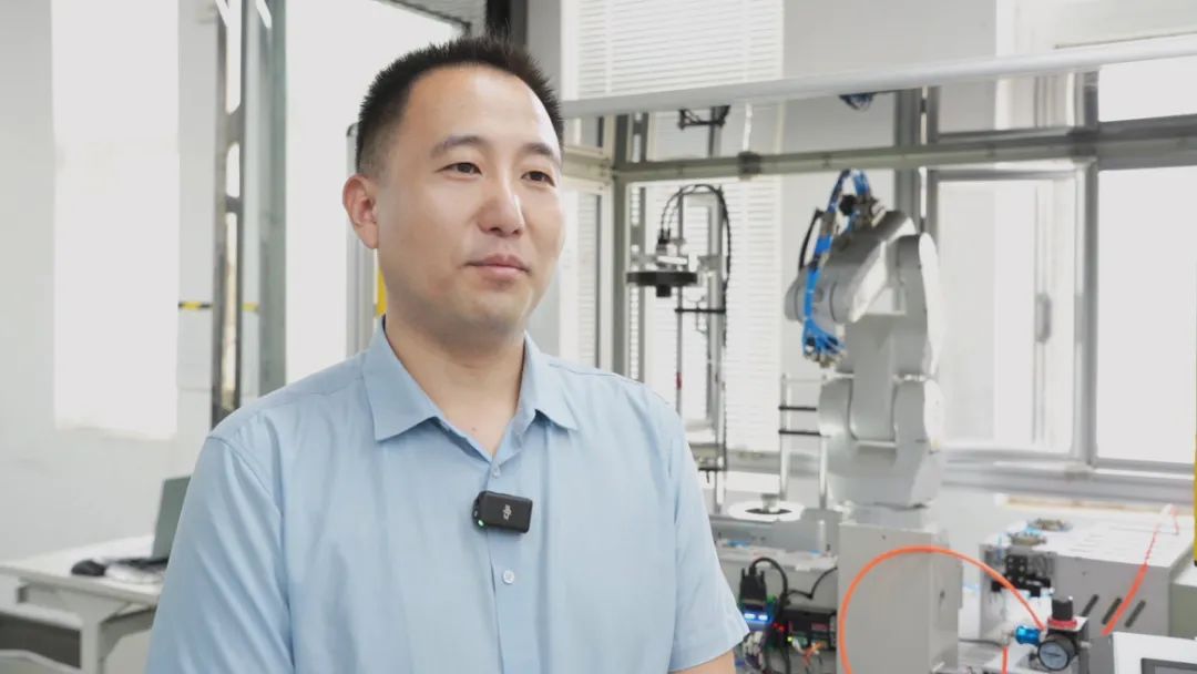 “机器人再先进，也得听我们的！”河南技校生靠这手绝活月薪过万