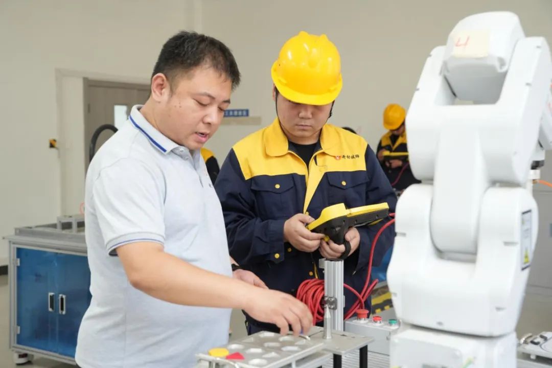 “机器人再先进，也得听我们的！”河南技校生靠这手绝活月薪过万