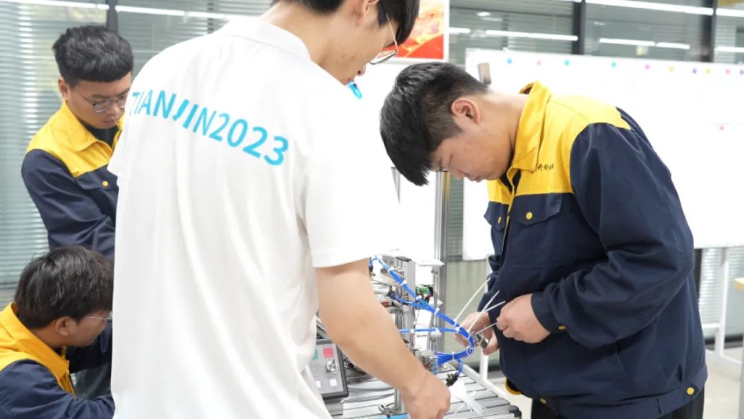 “机器人再先进，也得听我们的！”河南技校生靠这手绝活月薪过万